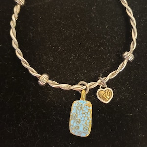 Pulsera Brighton Imagine Create Inspire Live Charm Pulsera firmada de metal trenzado en tonos plateados y azules imagen 3