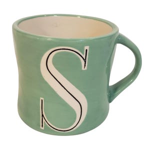 Caneca de café e chá com monograma Mia da Anthropologie Colorway, letra S, verde e branco