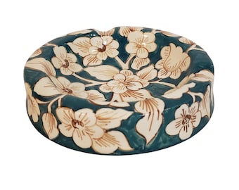 Cinzeiro redondo de porcelana com decoração floral pintada à mão, fabricado em Portugal.