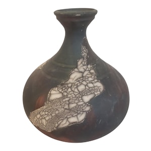 Jarrón de arte Raku cocido en horno de foso, firmado.