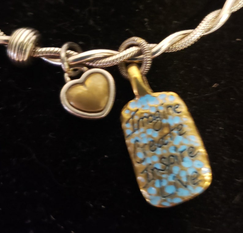 Pulsera Brighton Imagine Create Inspire Live Charm Pulsera firmada de metal trenzado en tonos plateados y azules imagen 5