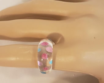Lucite Acrylic Plastic Ring clear with pink and blue polkadots SZ 6