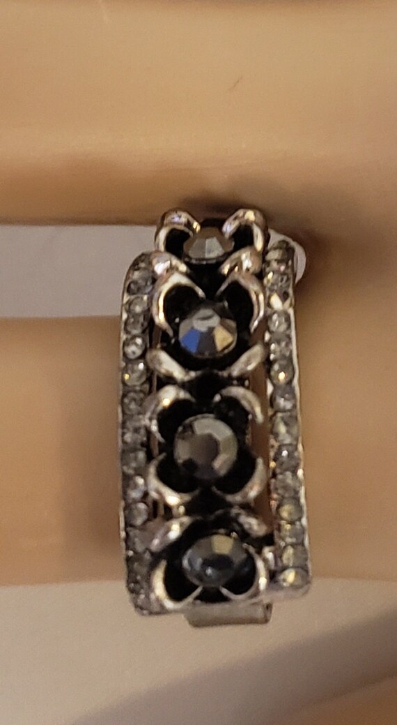 Silver toned adjustable ring with black and clear 