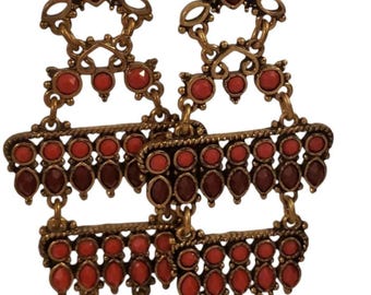 Brincos pendentes Lucky Brand Chandelier em tons de vermelho alaranjado queimado e latão.