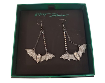 Brincos pendentes Betsy Johnson Goth Bat, prateados com strass transparentes. Novos na caixa.