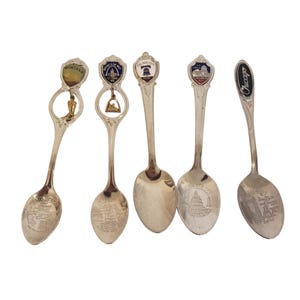 Set of 5 collectable Spoons from Chicago, Philadelphia, Penn, Montana, ST Louis, mo. and US Capital, Washington DC