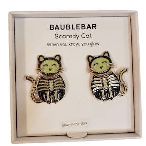 Pendientes perforados Baublebar Scardy Cat que brillan en la oscuridad. Nuevos en caja.