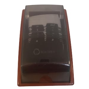 Bandeja para tarjetas de presentación Rolodex en tonos madera caoba 1734241