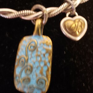 Puede incluir: Un juego de tres tazas de cer&aacute;mica con un acabado mate moteado. Las tazas son de color crema, marr&oacute;n claro y marr&oacute;n oscuro. Cada taza tiene un dise&ntilde;o sencillo y un asa redondeada.