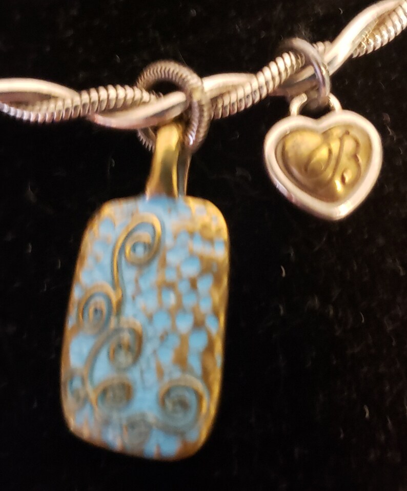 Puede incluir: Un juego de tres tazas de cer&aacute;mica con un acabado mate moteado. Las tazas son de color crema, marr&oacute;n claro y marr&oacute;n oscuro. Cada taza tiene un dise&ntilde;o sencillo y un asa redondeada.