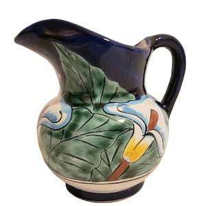 Brocca in ceramica messicana da 6 pollici con manico, motivo floreale blu dipinto a mano e firmato dall'artista