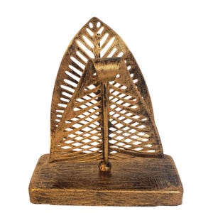 Decoratieve metalen servethouder met antieke koperen afwerking en een fijn uitgesneden bladontwerp.