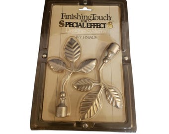 Toque final para sistemas de diseño de efectos especiales: remates de hiedra de metal en tono dorado.