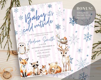 以下が含まれることがあります： 「Baby it's cold outside」の文字が青い筆記体で書かれたベビーシャワーの招待状。ピンクと白のストライプの背景に雪の結晶と森の動物のイラストが描かれています。ボーナスとして、携帯電話サイズの画像が含まれています。