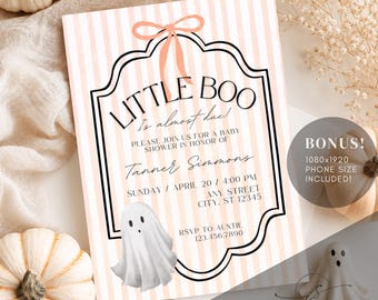 Peut inclure: Une carte d'invitation rectangulaire pour une fête prénatale avec un fond à rayures verticales rose clair et blanc. Le texte indique Little Boo is almost due, Tanner Simmons, et les détails. Un nœud pêche et un fantôme blanc sont illustrés.