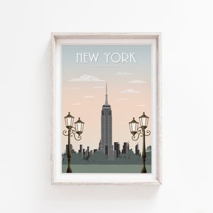 Puede incluir: Una impresi&oacute;n enmarcada con un dise&ntilde;o de p&oacute;ster de viaje vintage que presenta un horizonte de la ciudad de Nueva York con el Empire State Building en el centro. El p&oacute;ster tiene el texto "New York - The Wonder City -" en la parte superior.