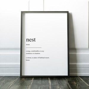 Peut inclure: Impression typographique noir et blanc avec le mot "nest" d&eacute;fini comme une r&eacute;sidence ou une situation confortable et douillette, et un lieu de retraite ou de s&eacute;jour habituel ; maison.