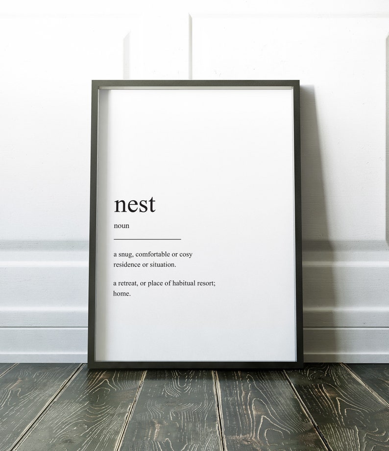 Peut inclure: Impression typographique noir et blanc avec le mot "nest" d&eacute;fini comme une r&eacute;sidence ou une situation confortable et douillette, et un lieu de retraite ou de s&eacute;jour habituel ; maison.