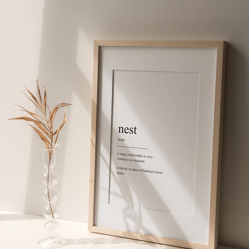 Peut inclure: Une impression encadr&eacute;e avec le mot "nest" d&eacute;fini comme une r&eacute;sidence ou une situation confortable, douillette ou agr&eacute;able, et un lieu de retraite ou de s&eacute;jour habituel ; la maison.