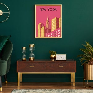 Puede incluir: Un sof&aacute; de terciopelo verde con detalles dorados, un reloj dorado en la pared, una impresi&oacute;n enmarcada de un paisaje urbano con el texto "NEW YORK", una mesa de madera con patas doradas, dos jarrones de vidrio en forma de reloj de arena, una planta en maceta y un soporte de planta de metal dorado.