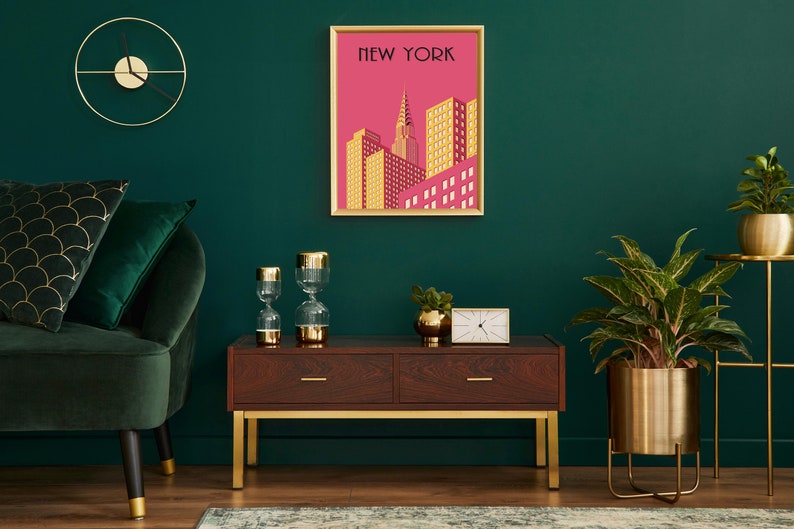 Puede incluir: Un sof&aacute; de terciopelo verde con detalles dorados, un reloj dorado en la pared, una impresi&oacute;n enmarcada de un paisaje urbano con el texto "NEW YORK", una mesa de madera con patas doradas, dos jarrones de vidrio en forma de reloj de arena, una planta en maceta y un soporte de planta de metal dorado.