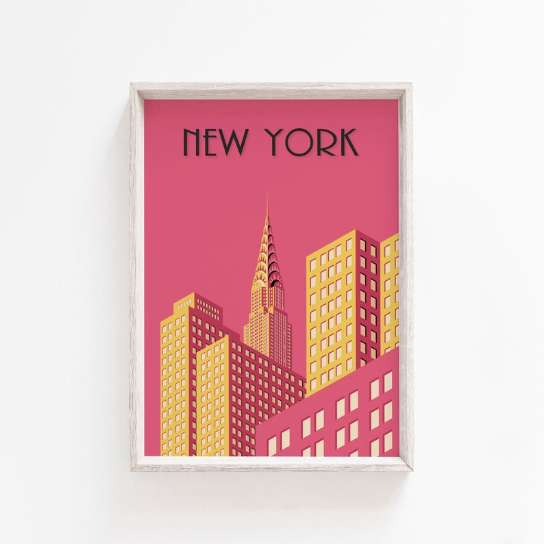 Puede incluir: Una impresi&oacute;n enmarcada con un fondo rosa y una ilustraci&oacute;n estilizada del horizonte de la ciudad de Nueva York. La impresi&oacute;n presenta el edificio Chrysler y otros rascacielos en amarillo y rojo.