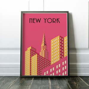Puede incluir: Una impresi&oacute;n enmarcada con un fondo rosa y una ilustraci&oacute;n estilizada del horizonte de la ciudad de Nueva York. La impresi&oacute;n presenta el edificio Chrysler y otros rascacielos en amarillo y rojo.