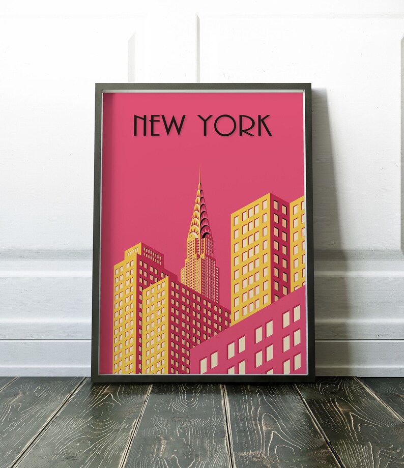 Puede incluir: Una impresi&oacute;n enmarcada con un fondo rosa y una ilustraci&oacute;n estilizada del horizonte de la ciudad de Nueva York. La impresi&oacute;n presenta el edificio Chrysler y otros rascacielos en amarillo y rojo.