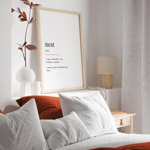 Peut inclure: Une impression encadr&eacute;e avec le mot "nest" d&eacute;fini comme une r&eacute;sidence ou une situation confortable, douillette ou agr&eacute;able, ou un lieu de retraite ou de s&eacute;jour habituel, la maison.