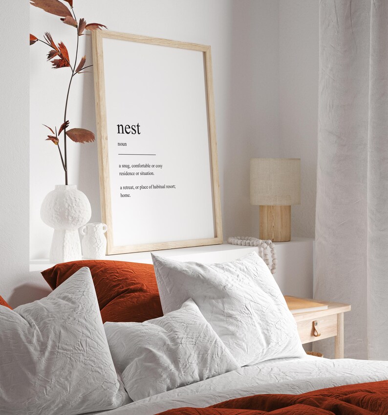 Peut inclure: Une impression encadr&eacute;e avec le mot "nest" d&eacute;fini comme une r&eacute;sidence ou une situation confortable, douillette ou agr&eacute;able, ou un lieu de retraite ou de s&eacute;jour habituel, la maison.