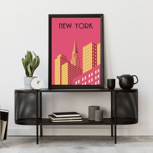Puede incluir: Un p&oacute;ster enmarcado en negro con fondo rosa y una ilustraci&oacute;n amarilla y roja del horizonte de la ciudad de Nueva York. El p&oacute;ster dice "NEW YORK" en texto negro en la parte superior. El p&oacute;ster est&aacute; colgado en una pared blanca sobre una estanter&iacute;a de metal negro con un revistero negro a la izquierda y una tetera de cer&aacute;mica negra a la derecha.