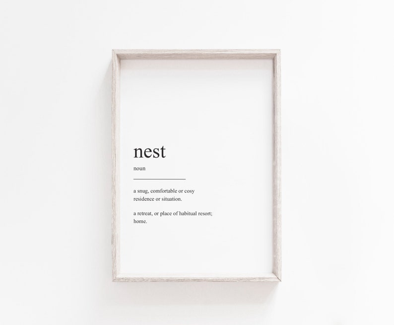 Peut inclure: Une impression encadr&eacute;e avec le mot "nest" d&eacute;fini comme une r&eacute;sidence ou une situation confortable, douillette ou accueillante, ou un lieu de retraite ou de s&eacute;jour habituel ; maison.