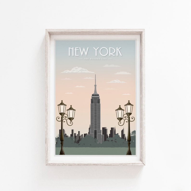 Puede incluir: Una impresi&oacute;n enmarcada con un dise&ntilde;o de p&oacute;ster de viaje vintage que presenta un horizonte de la ciudad de Nueva York con el Empire State Building en el centro. El p&oacute;ster tiene el texto "New York - The Wonder City -" en la parte superior.