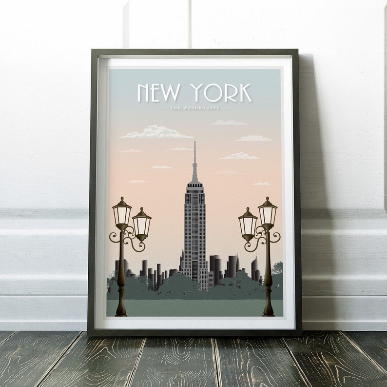 Puede incluir: Un p&oacute;ster enmarcado con una ilustraci&oacute;n de estilo vintage del horizonte de la ciudad de Nueva York con el Empire State Building. El p&oacute;ster tiene el texto "NEW YORK - THE WONDER CITY -" en la parte superior.
