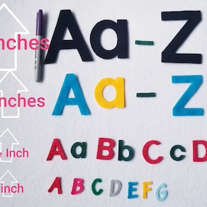 Op de afbeelding: Vilt letterset in verschillende maten en kleuren, waaronder zwart, blauw, geel, rood, groen en grijs. De letters variëren in grootte van 2,5 cm tot 10 cm hoog. De letters spellen "Aa-Zz" en "Aa Bb Cc Dd" en "ABCDEFG".