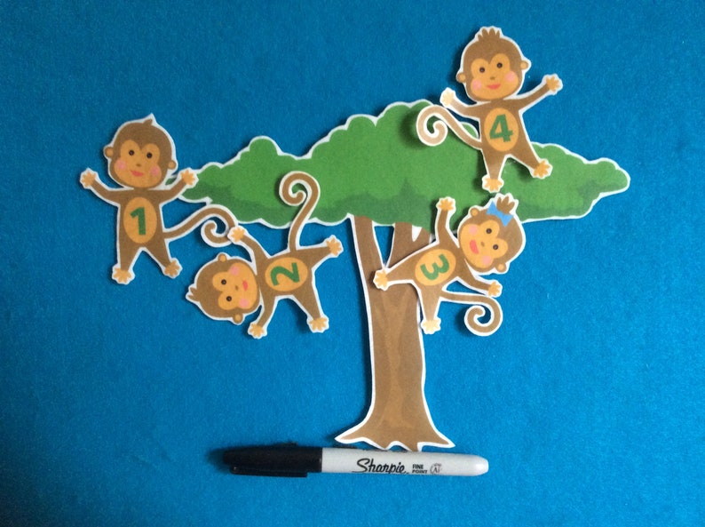 K&ouml;nnte beinhalten: Vier braune Affen mit gr&uuml;nen Zahlen auf der Brust h&auml;ngen an einem gr&uuml;nen Baum mit einem braunen Stamm. Die Affen sind mit 1, 2, 3 und 4 nummeriert.
