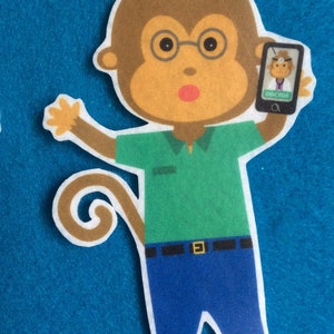 K&ouml;nnte beinhalten: Ein Cartoon-Affe mit Brille und gr&uuml;nem Hemd h&auml;lt ein Smartphone mit einem Arzt auf dem Bildschirm. Das Telefon zeigt "DOCTOR" und hat ein Lupensymbol. Der Affe hat einen braunen Schwanz und eine blaue Hose.