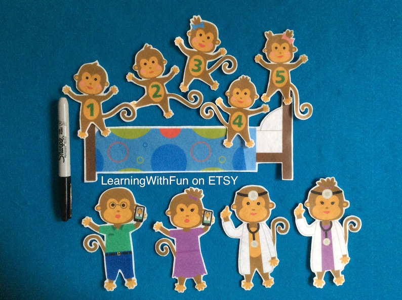 K&ouml;nnte beinhalten: F&uuml;nf braune Affen mit den Zahlen 1 bis 5 auf der Brust springen von einem Bett. Das Bett ist braun mit einer blau-wei&szlig; gemusterten Matratze. Unter dem Bett steht der Text "LearningWithFun on ETSY". Es gibt auch drei Affen mit verschiedenen Outfits: einen mit einem gr&uuml;nen Hemd, einen mit einem lila Hemd und einen mit einem wei&szlig;en Arztkittel.