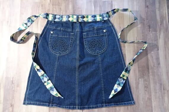 dark blue jeans with white stitching