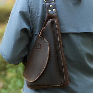 Bolsa transversal personalizada em couro genuíno: estilo retrô para viagens.
