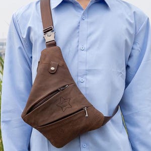 Bolso bandolera de piel auténtica personalizado: mochila cruzada multibolsillos de piel de vacuno