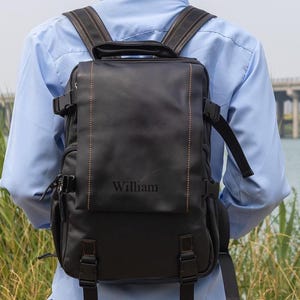 本革バックパックをカスタマイズ：レトロフラップリュックサック、15インチノートパソコンバッグ、学生用デイパック