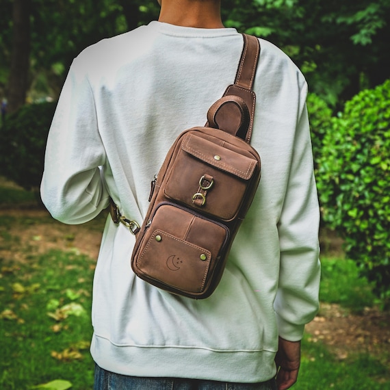 Customized Retro Leather Chest Bag: Handmade Cowhide Sling  display picture 3