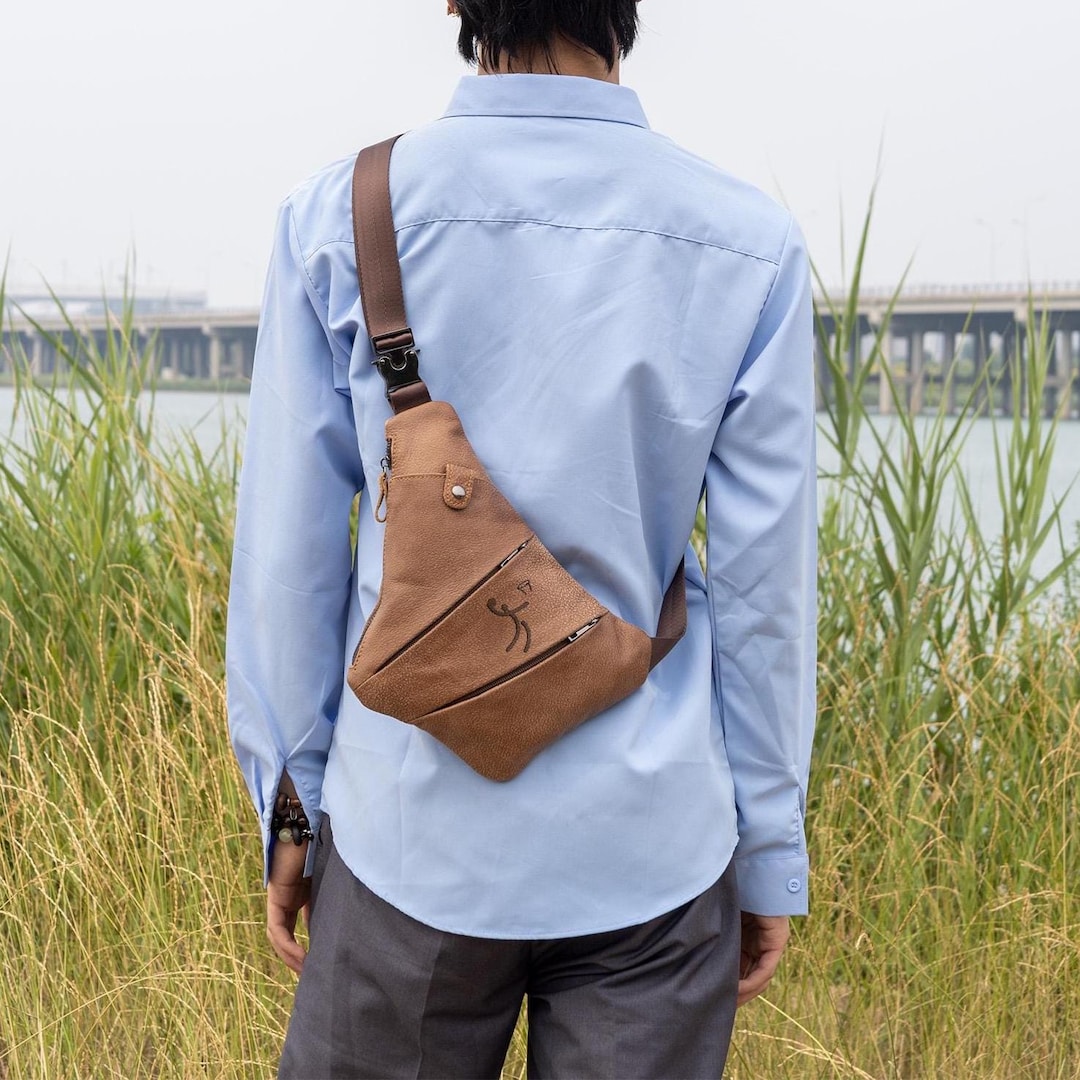 bagwell travel backpack 28L mounted buckles to compress the bag Roark Men's Passenger 27L 2.0