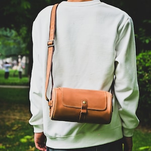 Sac cylindrique personnalisé de grande capacité pour hommes, mode décontractée rétro, sac à bandoulière en cuir véritable, sac pratique pour téléphone portable