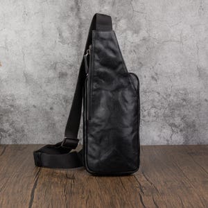 Schwarze Bikertasche Leder Handytasche Robuste und langlebige Schultertasche Lässige Sportbrust Pack Handgemachte Crossbody-Tasche Geschenk für Vater oder Freund
