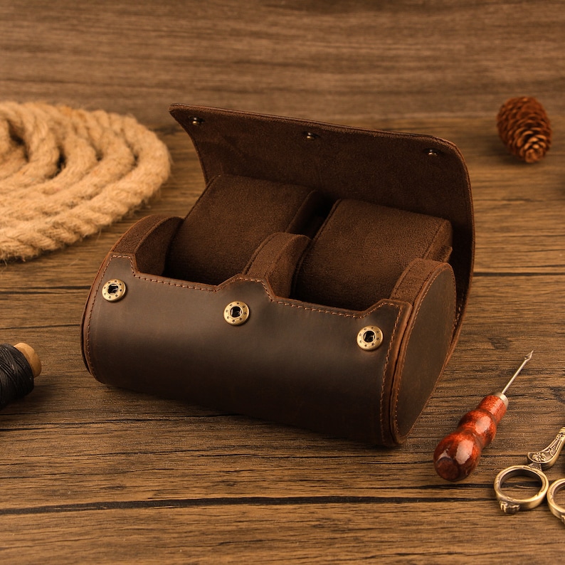 Peut inclure: Un porte-montres en cuir marron avec deux compartiments pour ranger les montres. Le rouleau est dot&eacute; d'une fermeture &agrave; glissi&egrave;re et est doubl&eacute; d'un tissu marron doux.