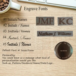 Peut inclure: Une enseigne en bois pr&eacute;sentant cinq styles de police diff&eacute;rents pour la gravure de noms ou d'initiales. L'enseigne comprend &eacute;galement le texte "Engrave Fonts" et "Default Font: #1 Initials/Names".