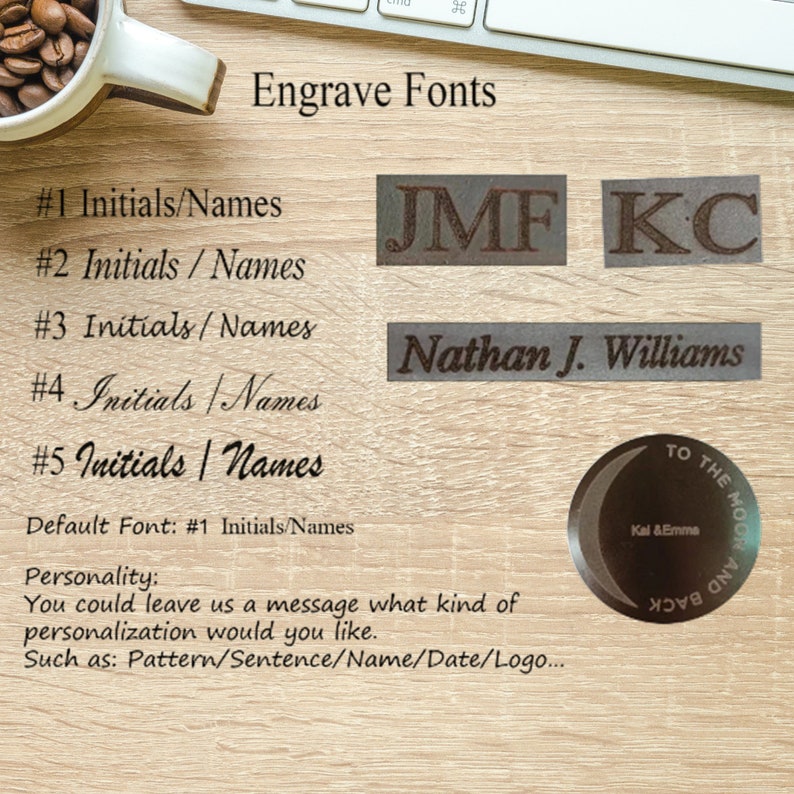 Peut inclure: Une enseigne en bois pr&eacute;sentant cinq styles de police diff&eacute;rents pour la gravure de noms ou d'initiales. L'enseigne comprend &eacute;galement le texte "Engrave Fonts" et "Default Font: #1 Initials/Names".
