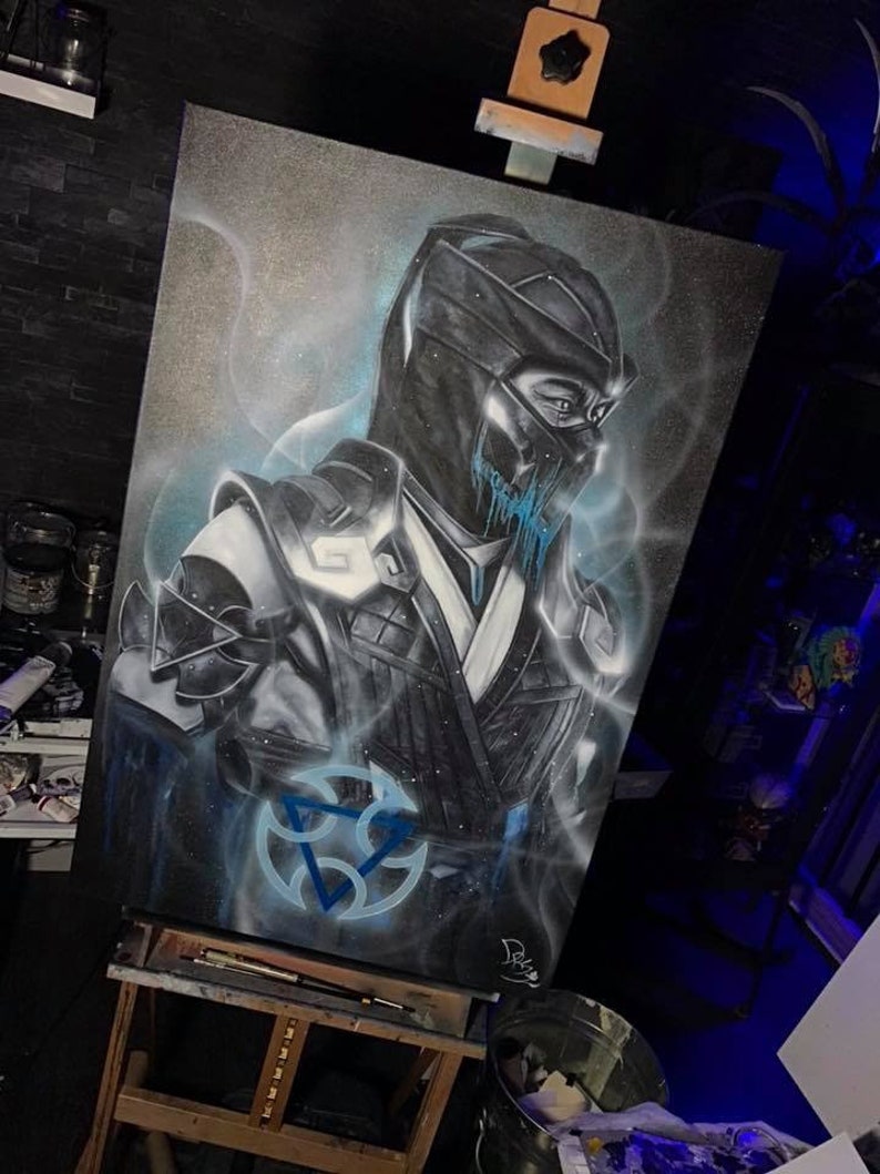 Puede incluir: Una pintura en blanco y negro de un personaje de un videojuego. El personaje lleva una m&aacute;scara negra con detalles azules y un atuendo blanco y negro. El personaje est&aacute; de pie frente a un s&iacute;mbolo azul y blanco.